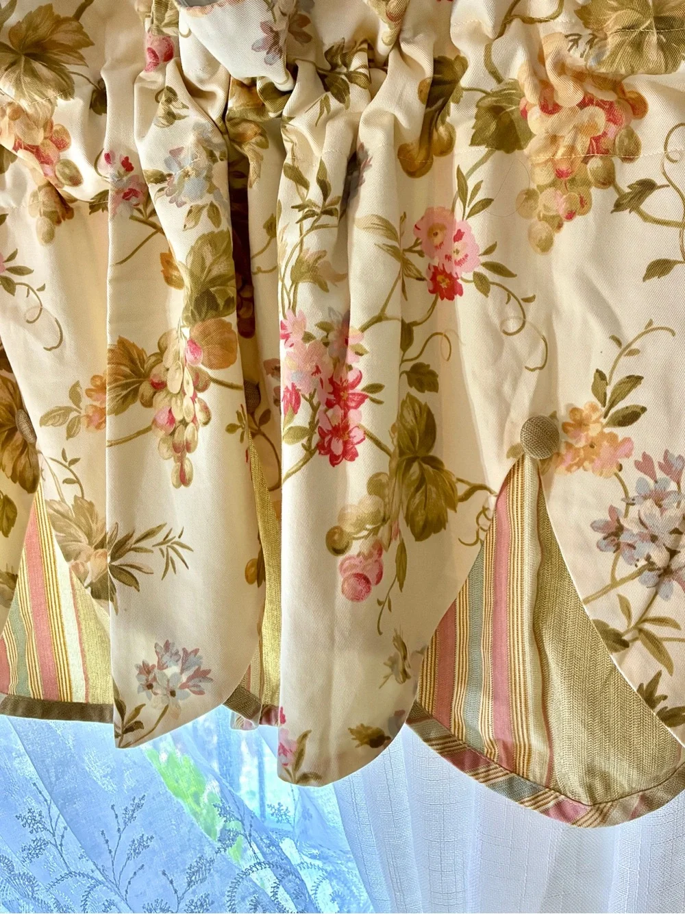 Vintage Waverly home classic Napoli cameo Scalloped Valance in Cream with pink